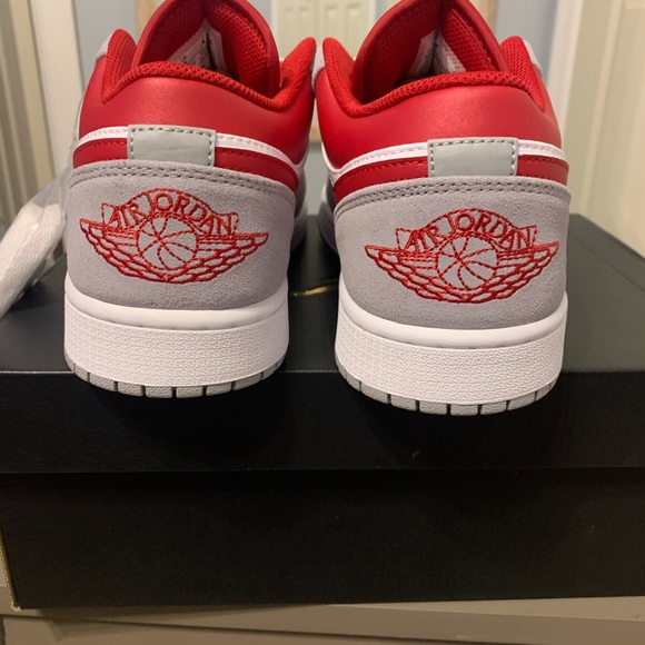 Air Jordan 1 Low SE Light Smoke Grey Gym Red - Picture 5 of 7